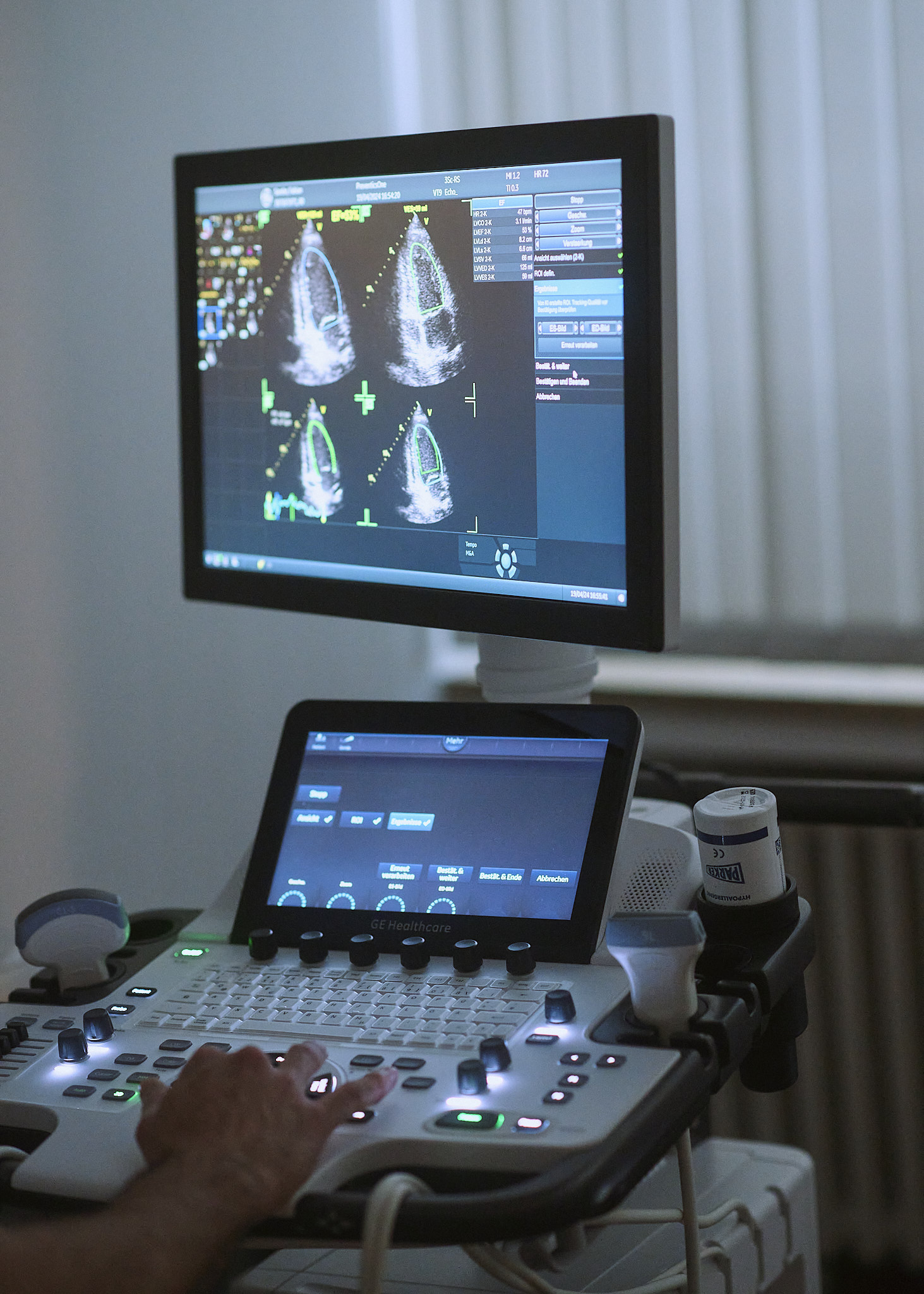 Diagnoseraum mit kardiologischem Equipment