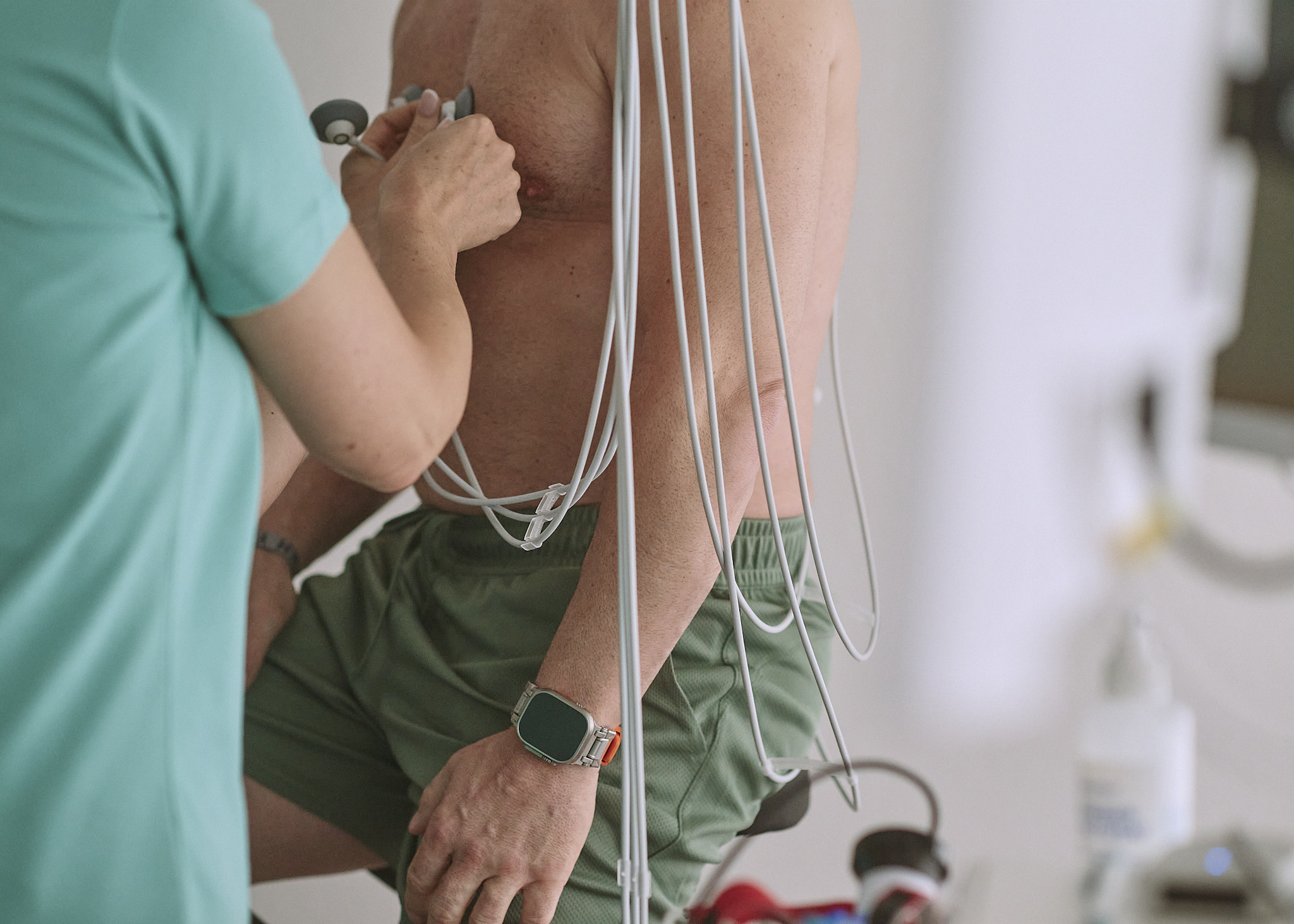 Ruhe-EKG-Kurve auf Monitor — Was ein Ruhe-EKG zeigt und was nicht